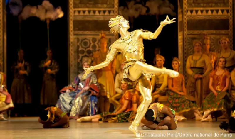 Une danseuse gracieuse sur scène à l'Opéra Garnier, incarnant la musique de danse classique ballet dans un cadre historique somptueux.
